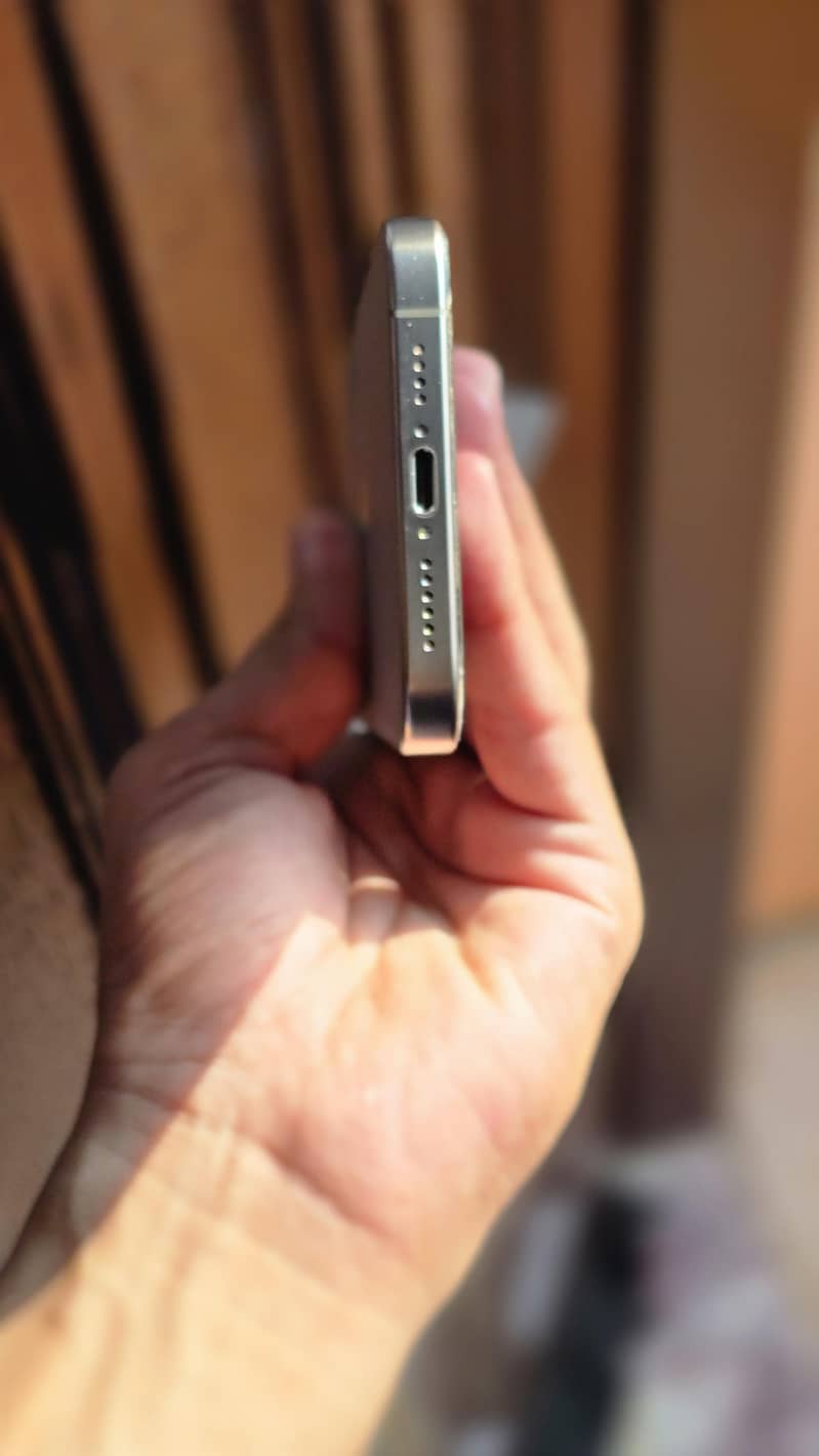 Apple iPhone 15 Pro Max 4