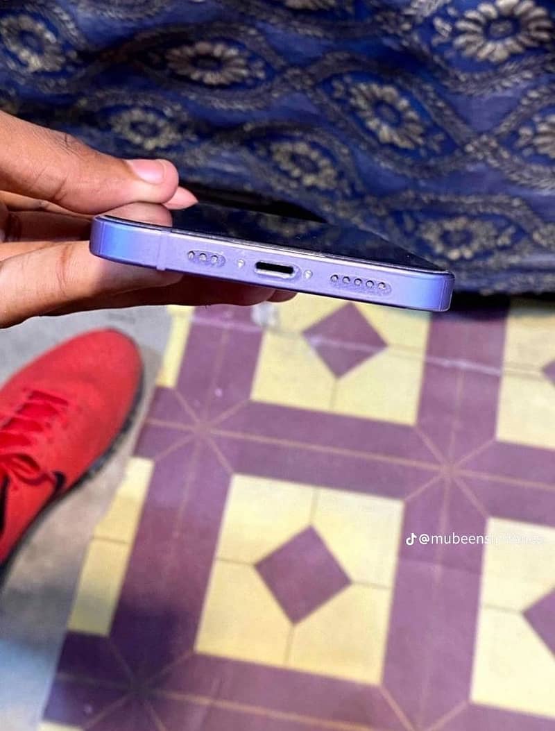Apple iPhone 12 4