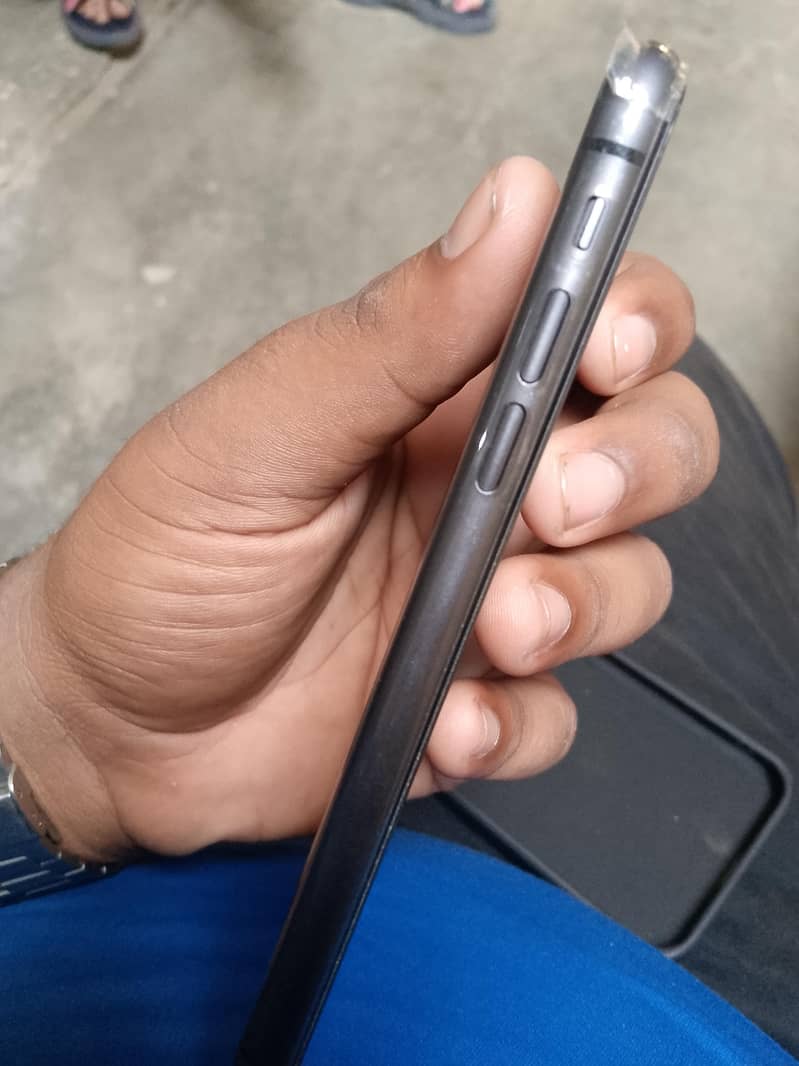 Apple iPhone 11 4