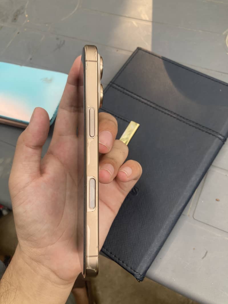 Apple iPhone 16 Pro 5