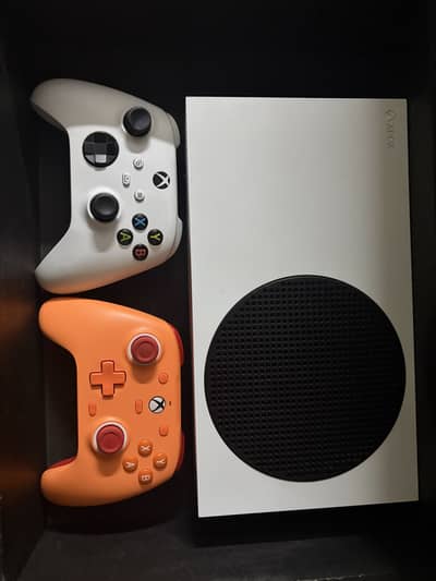 Xbox Series S with 2 controllers 10/10 condition