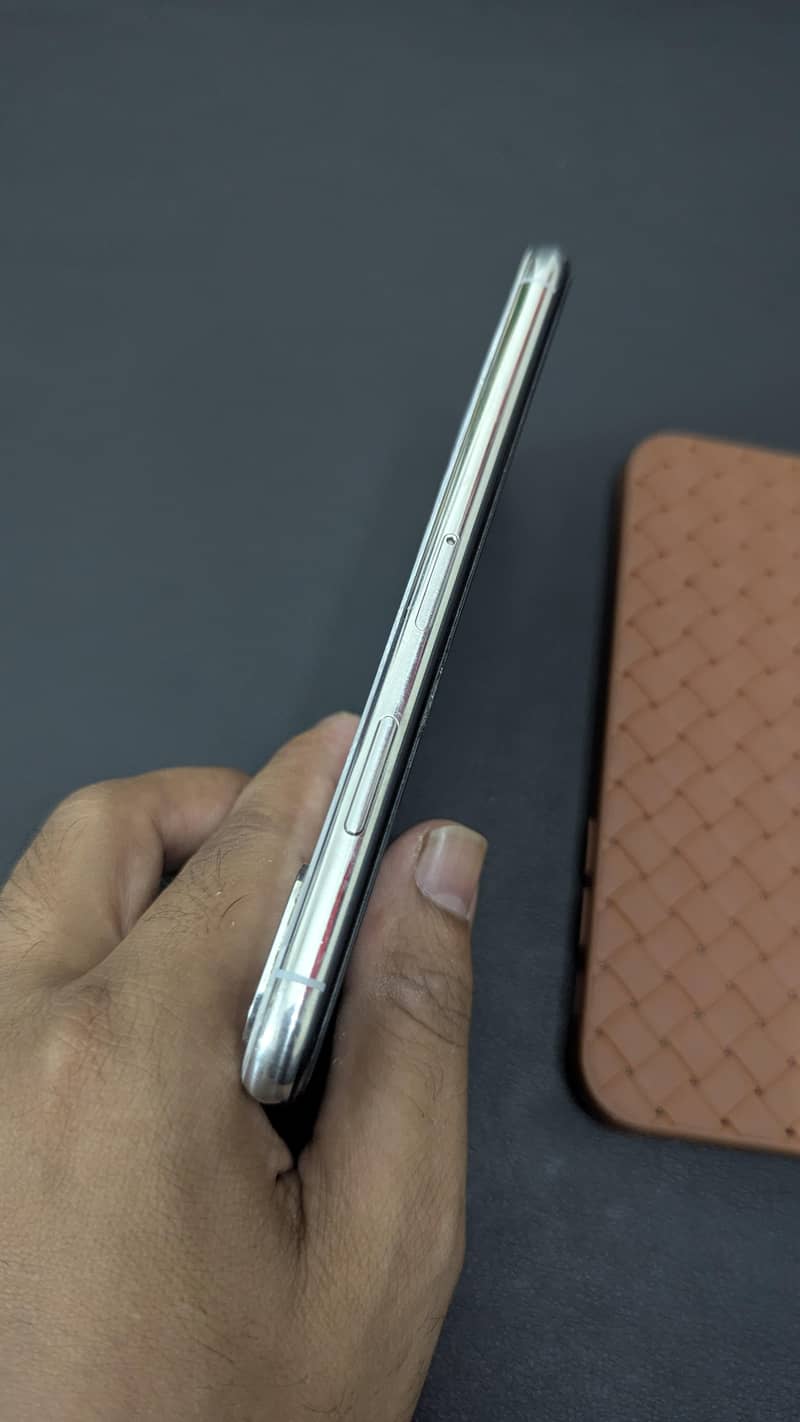 Apple iPhone X 4