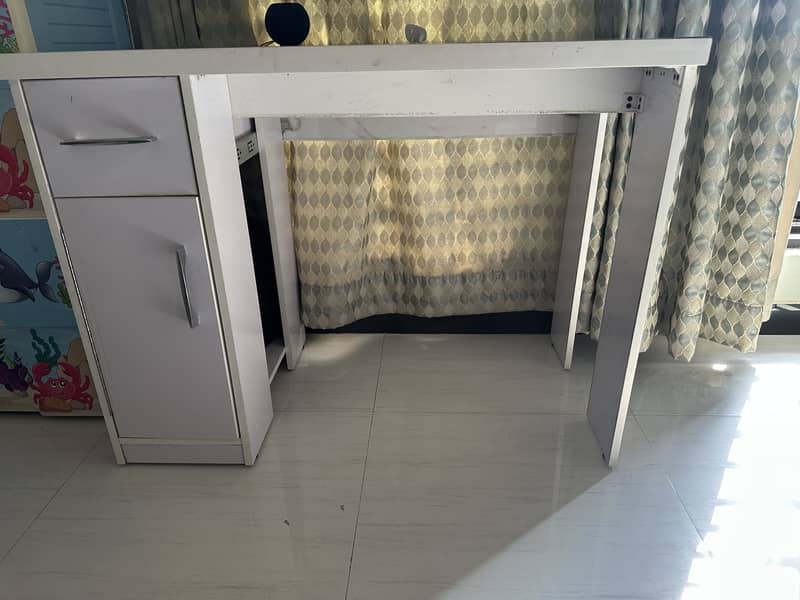 Computer table 0