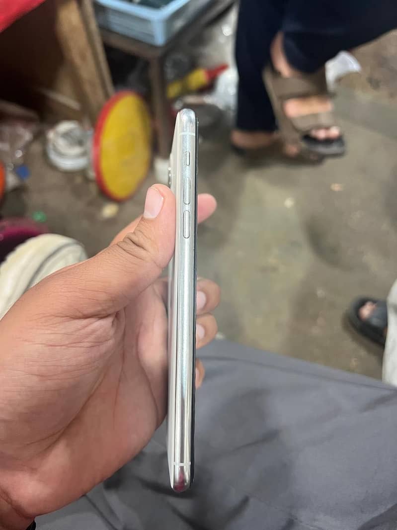 Apple iPhone 11 Pro Max 4