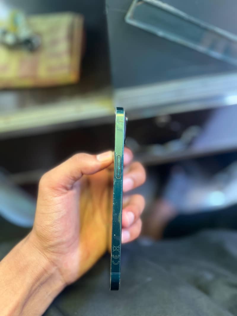 Apple iPhone 13 2