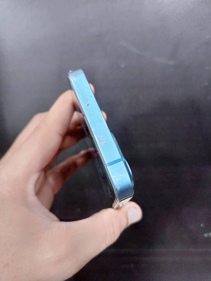 Apple iPhone 13 5