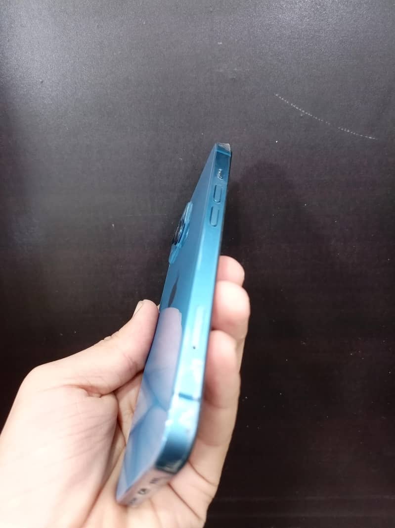 Apple iPhone 13 8