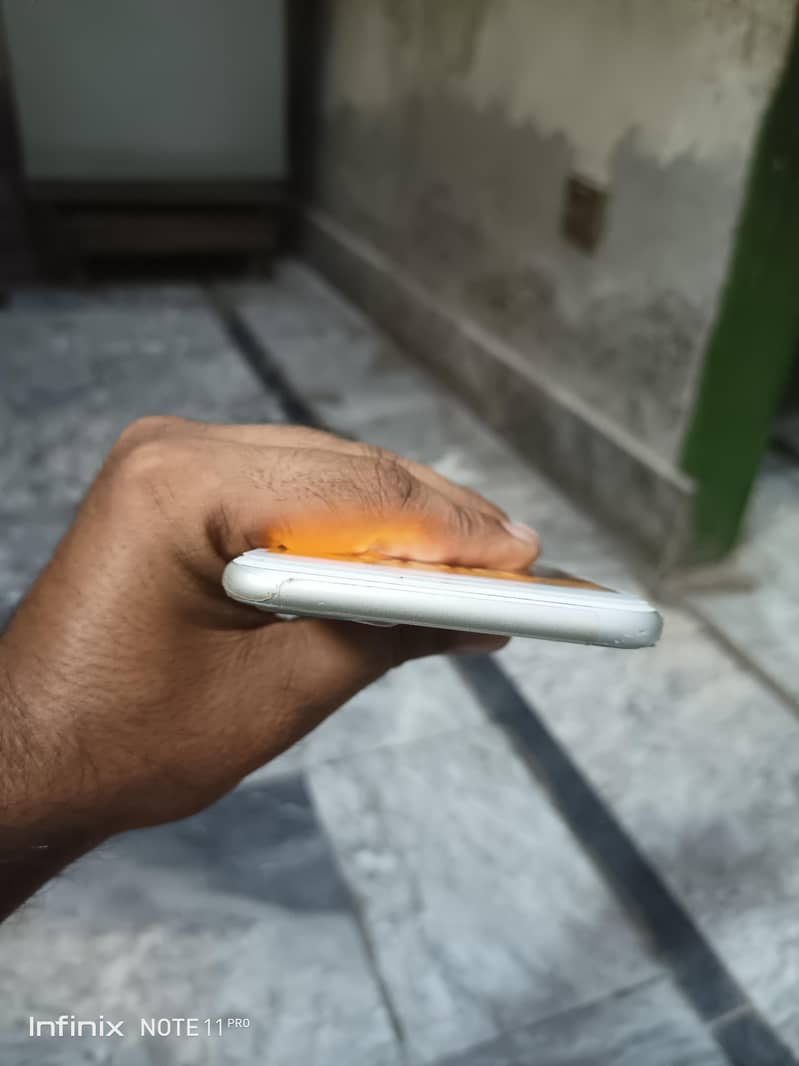 Apple iPhone 8 Plus 4