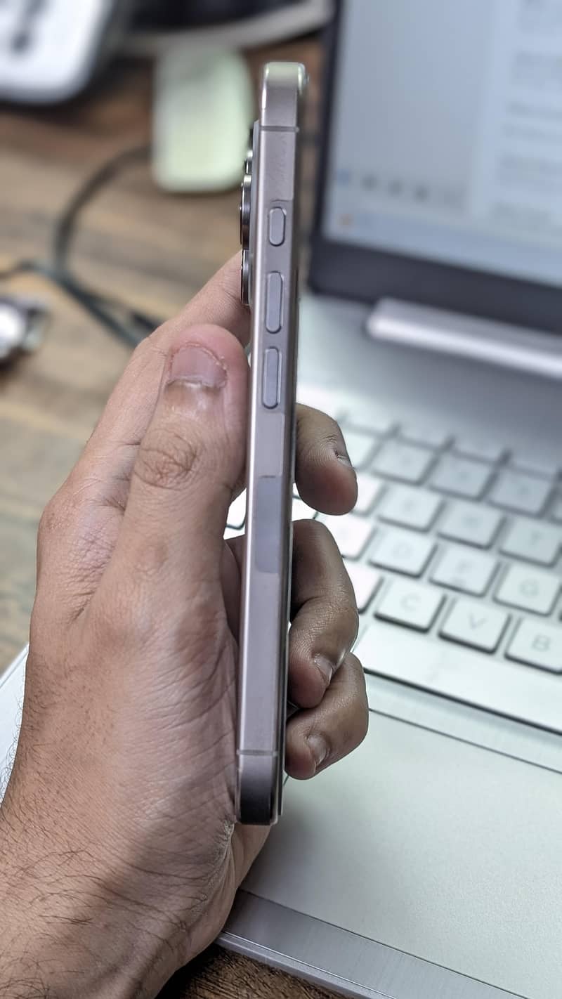 Apple iPhone 16 Pro 2