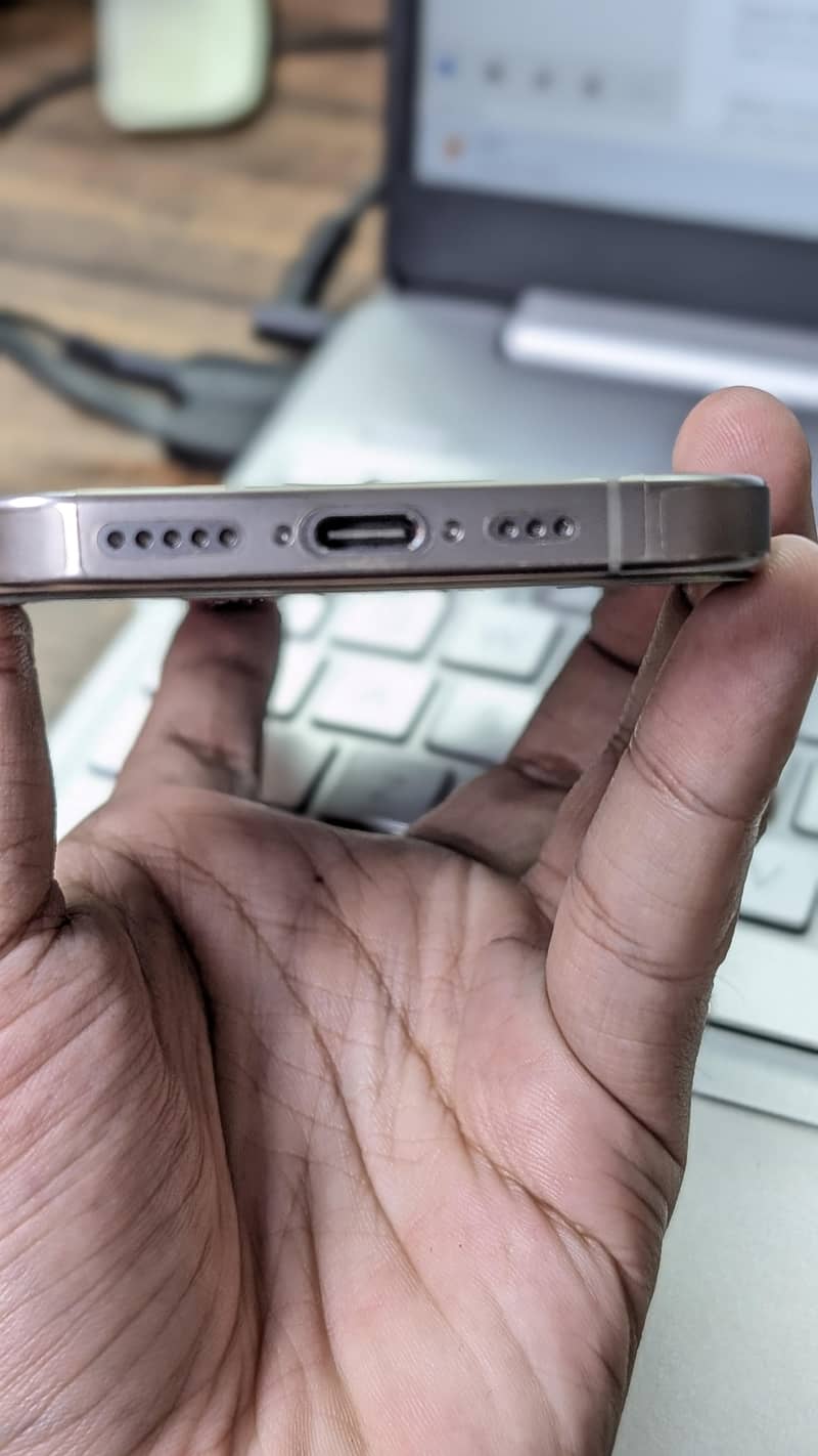 Apple iPhone 16 Pro 3