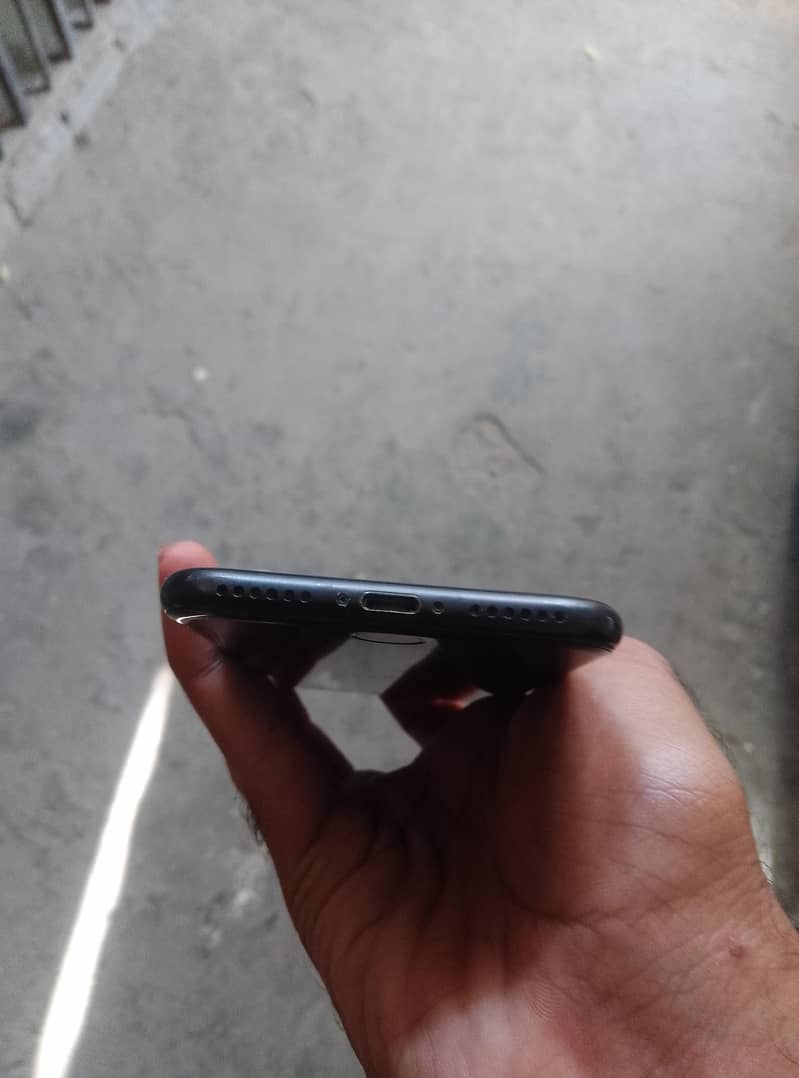 Apple iPhone 7 3