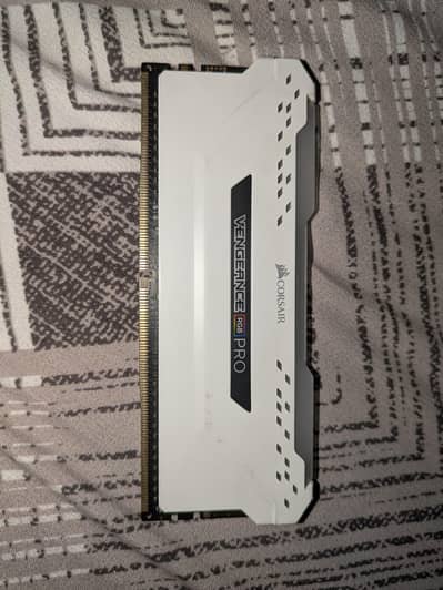 CORSAIR 8GB DDR4 RGB RAM