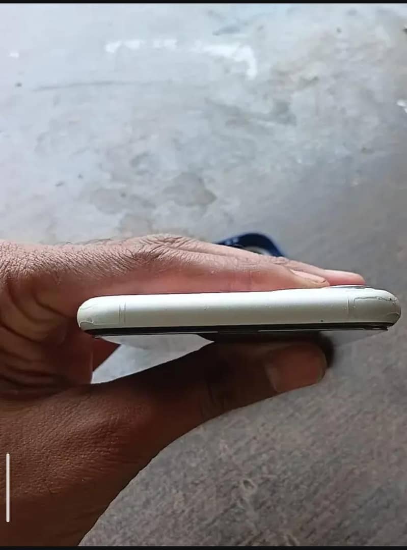 Apple iPhone 11 3