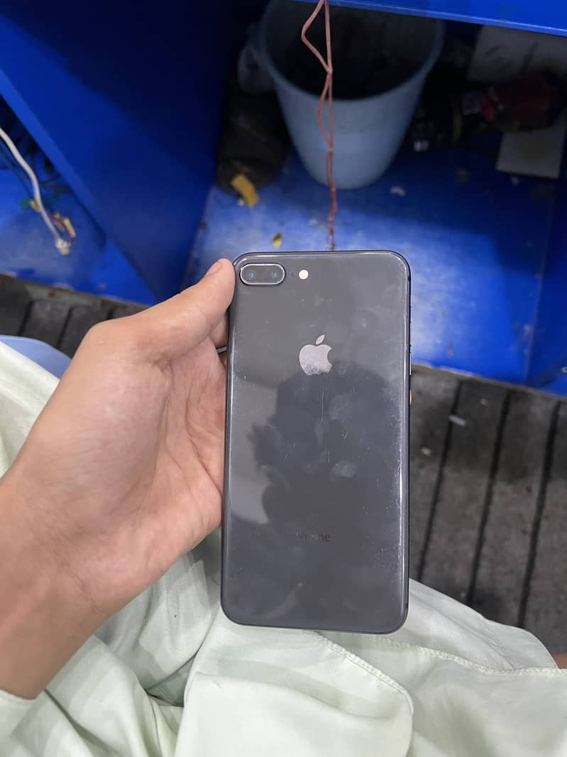 Apple iPhone 8 Plus 3