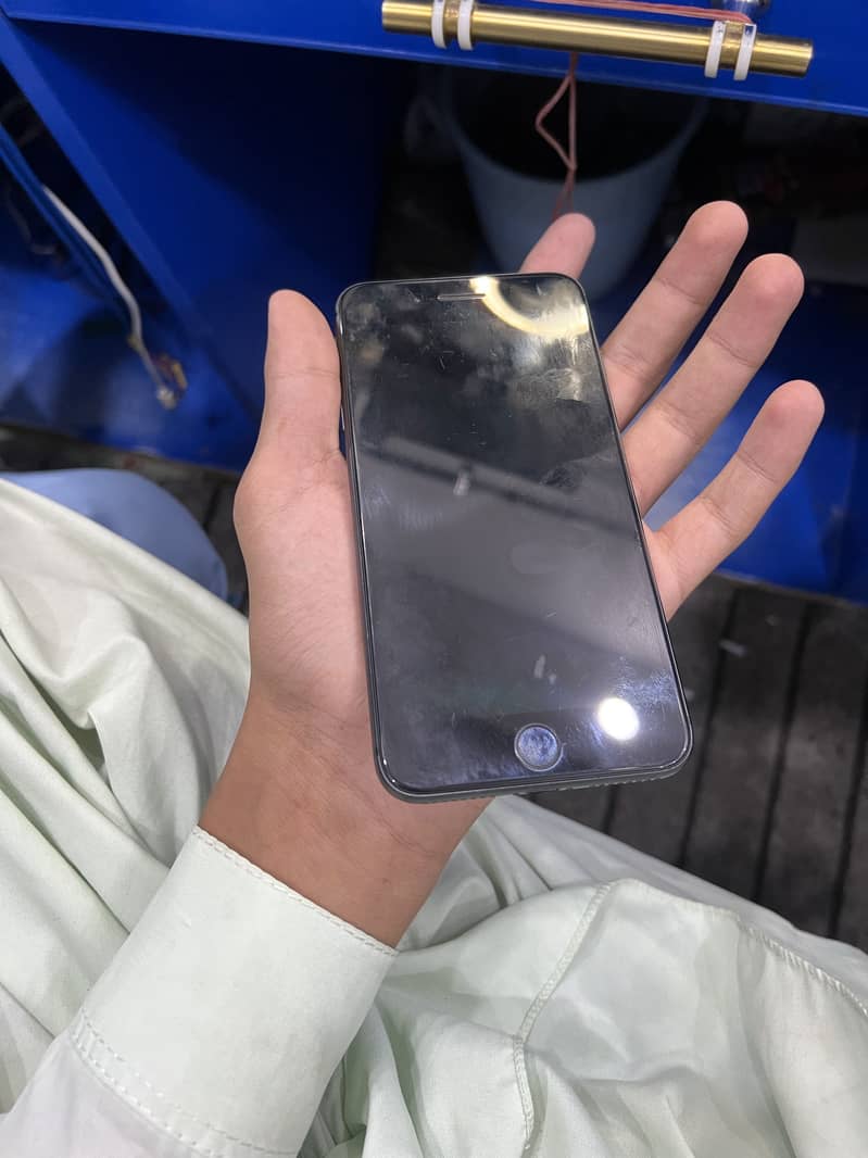 Apple iPhone 8 Plus 4