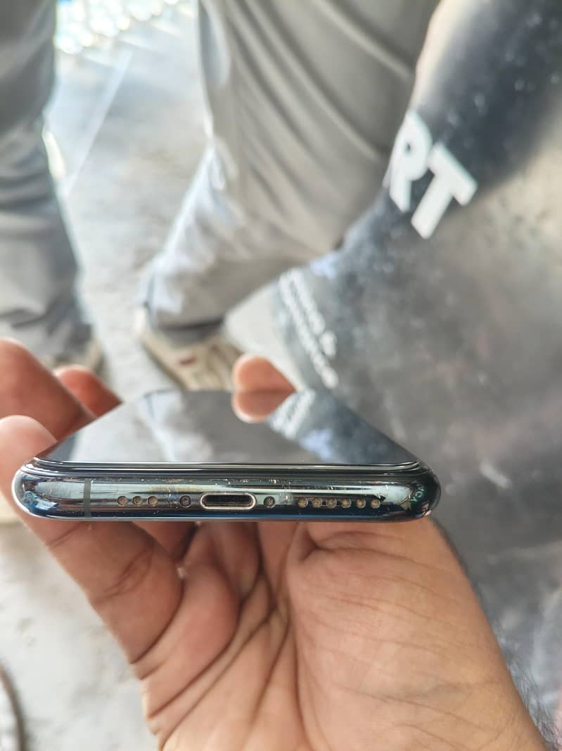 Apple iPhone 11 Pro 4
