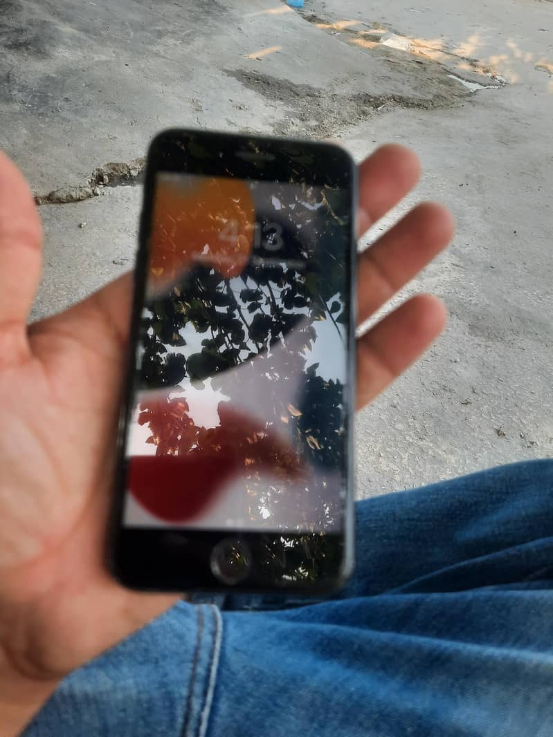 Apple iPhone 7 0