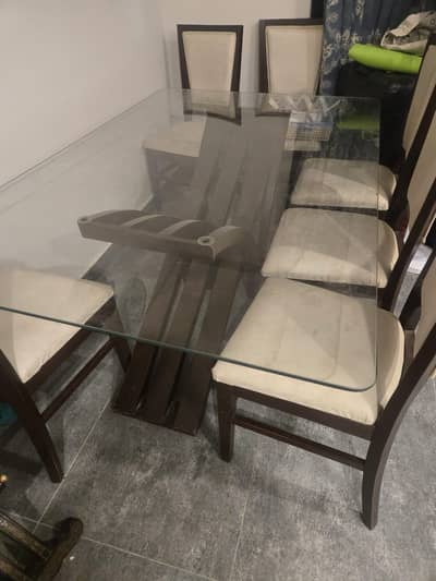 Dining table with 6 chairs neet and clean