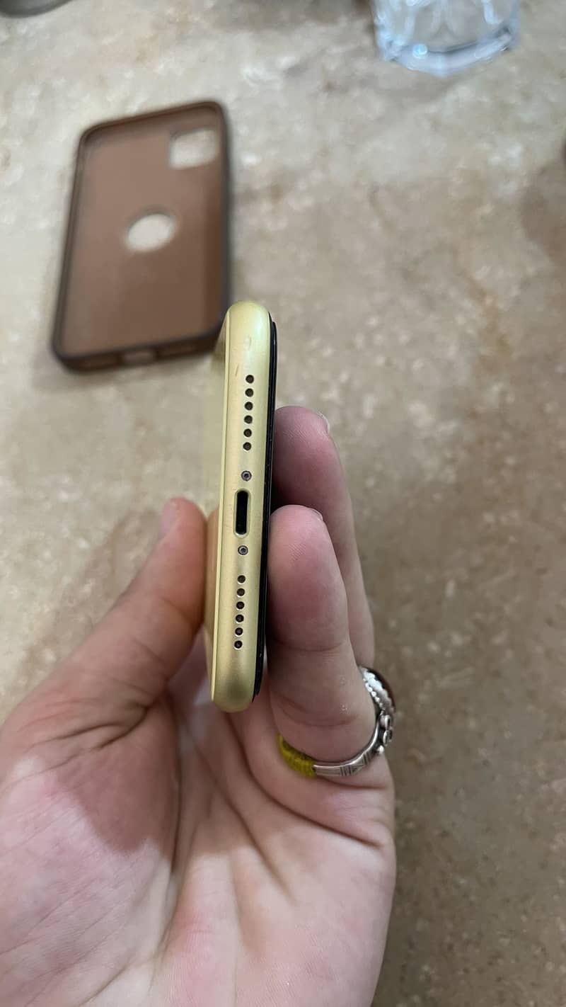 Apple iPhone 11 4