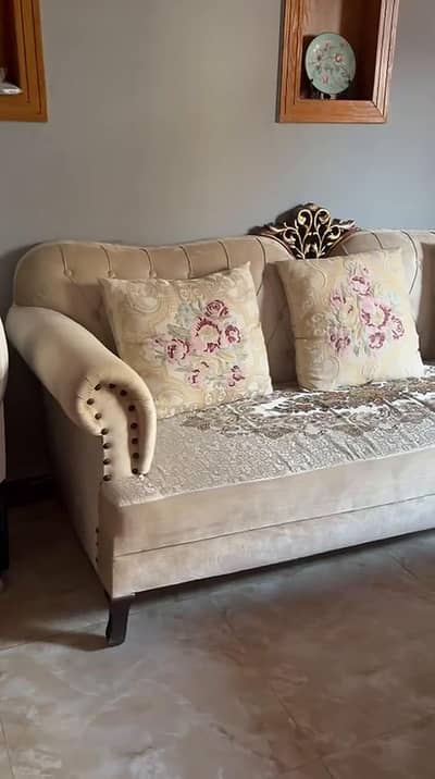 brand New sofa set with table /2 large and 2 small sofa quality 10/10