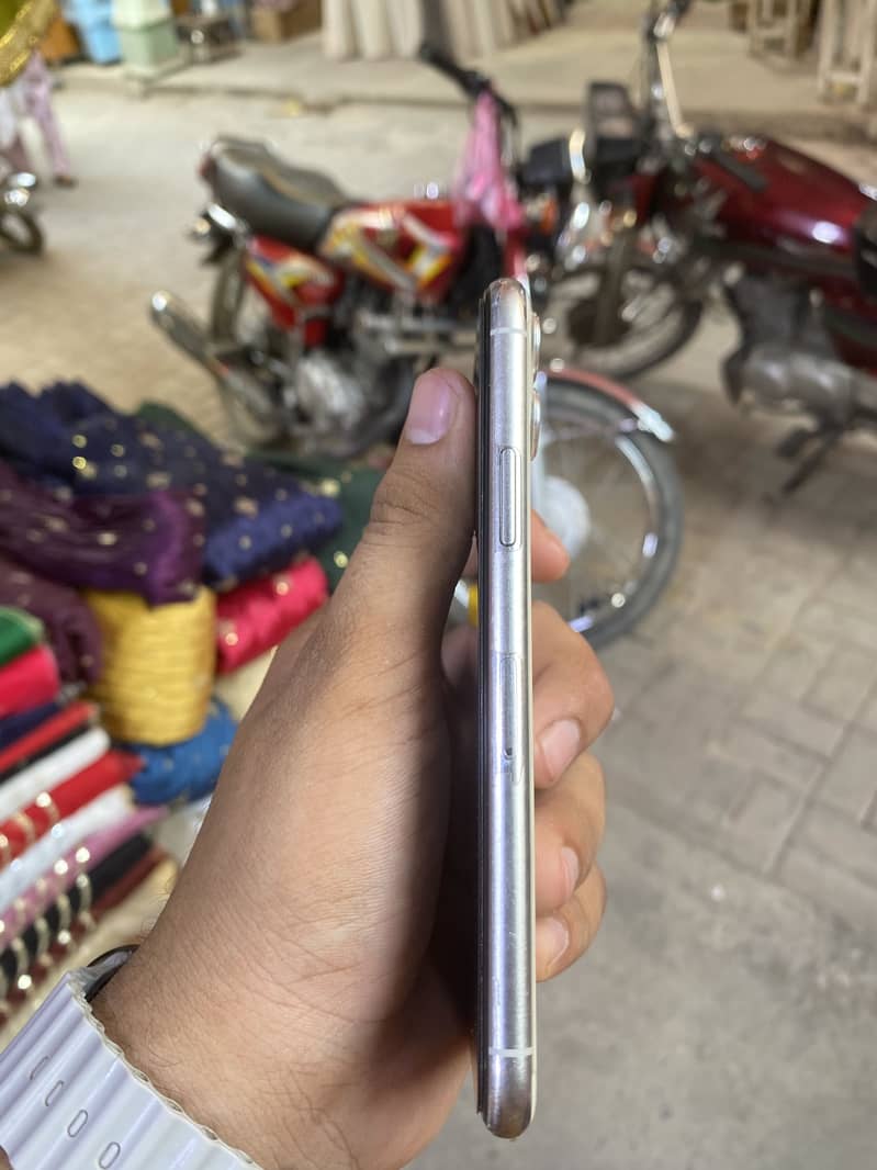 Apple iPhone 11 Pro 4