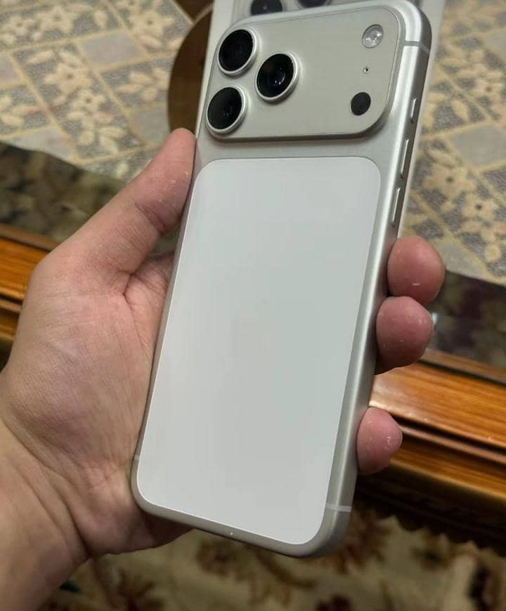 Apple iPhone 17 Pro Max 3