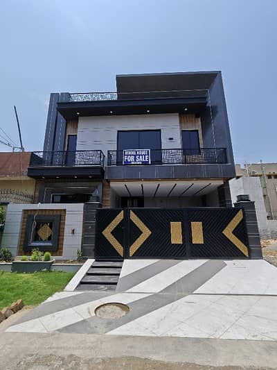 10 Marla Brand New Luxury House For Sale