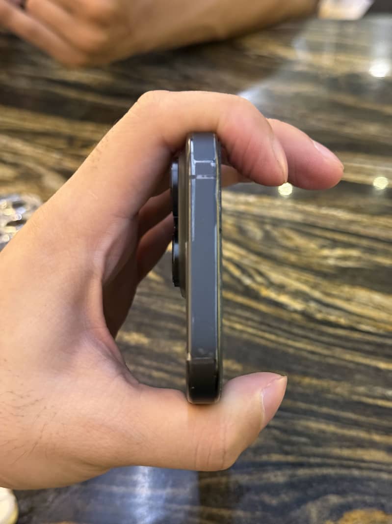 Apple iPhone 16 Pro 2