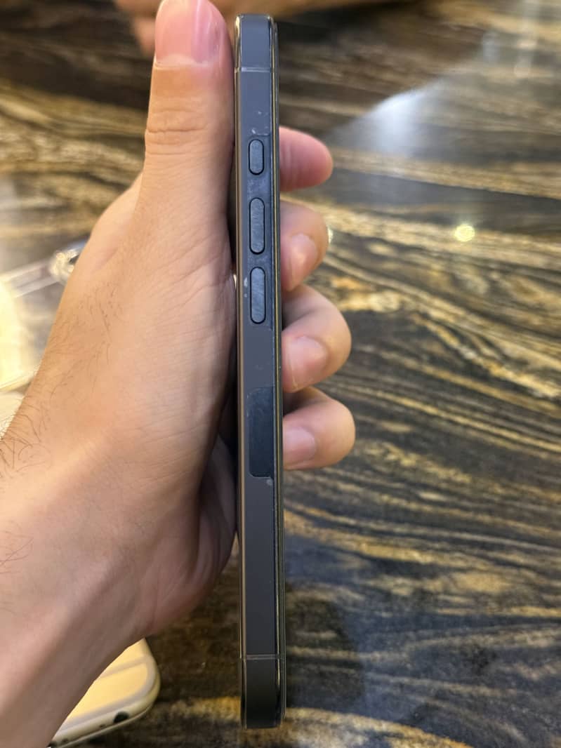 Apple iPhone 16 Pro 3