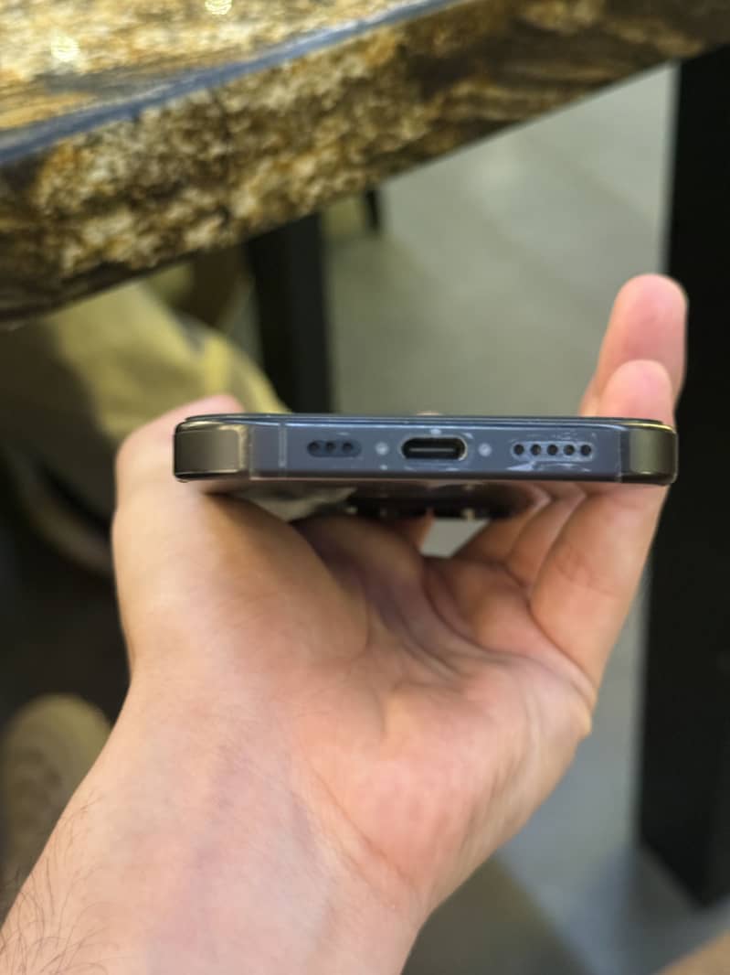 Apple iPhone 16 Pro 4