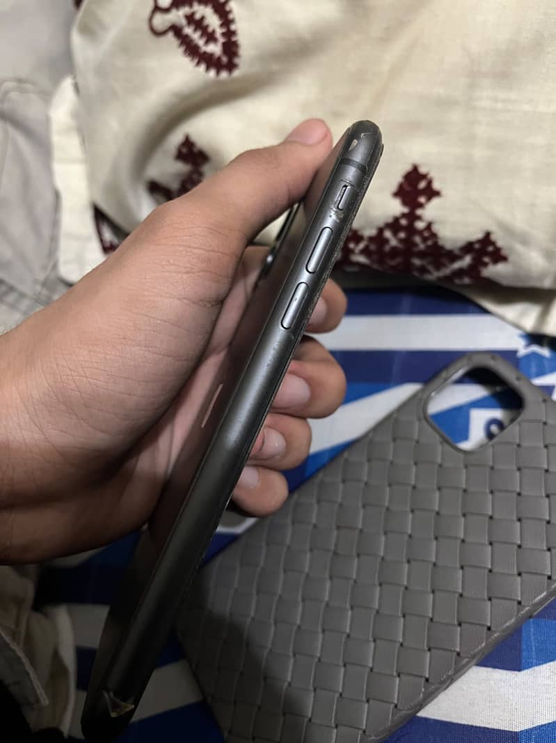 Apple iPhone 11 3