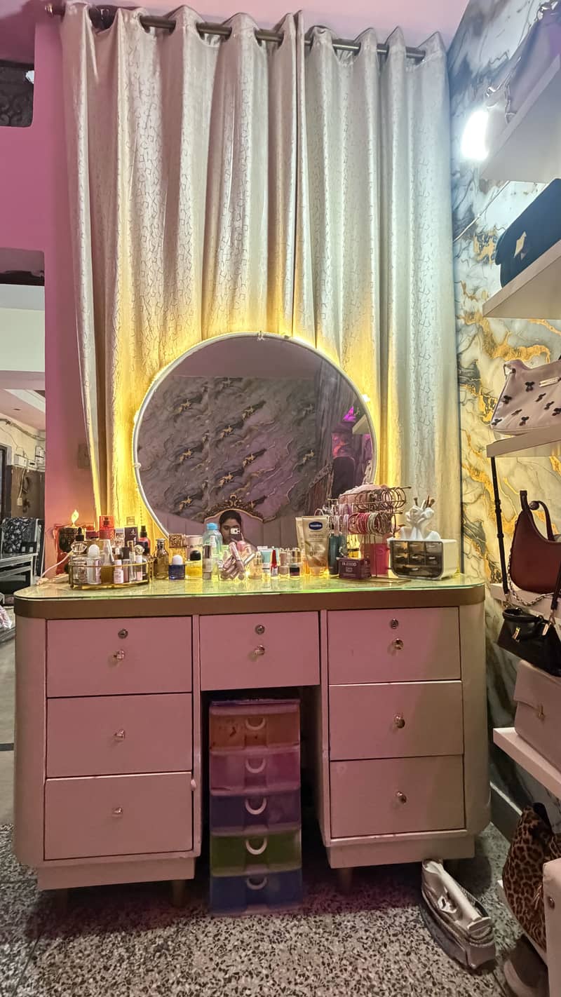 White elegant dressing table 2