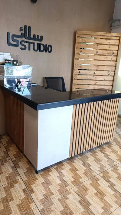 Workdesk counter with drawers n computer space