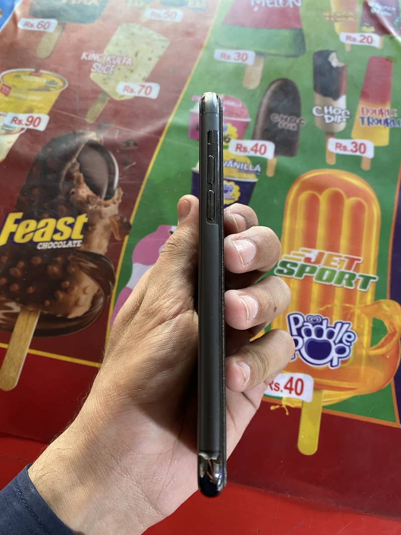 Apple iPhone 11 Pro 4