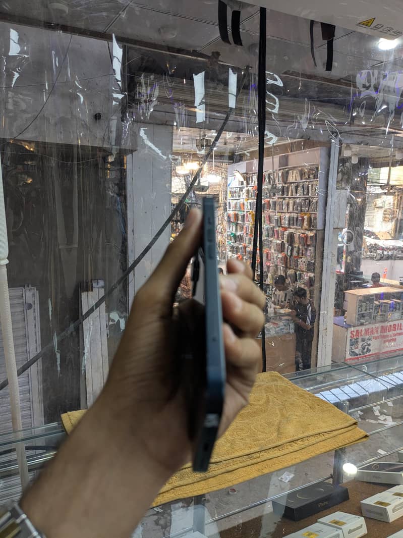 Apple iPhone 13 2