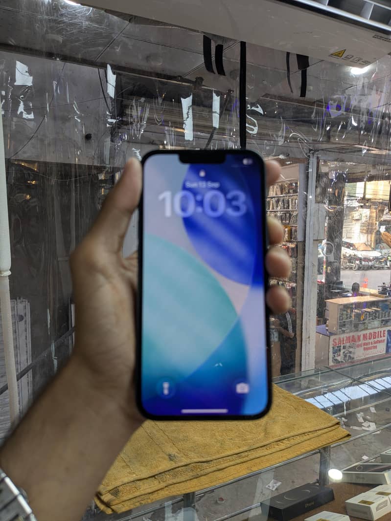 Apple iPhone 13 4