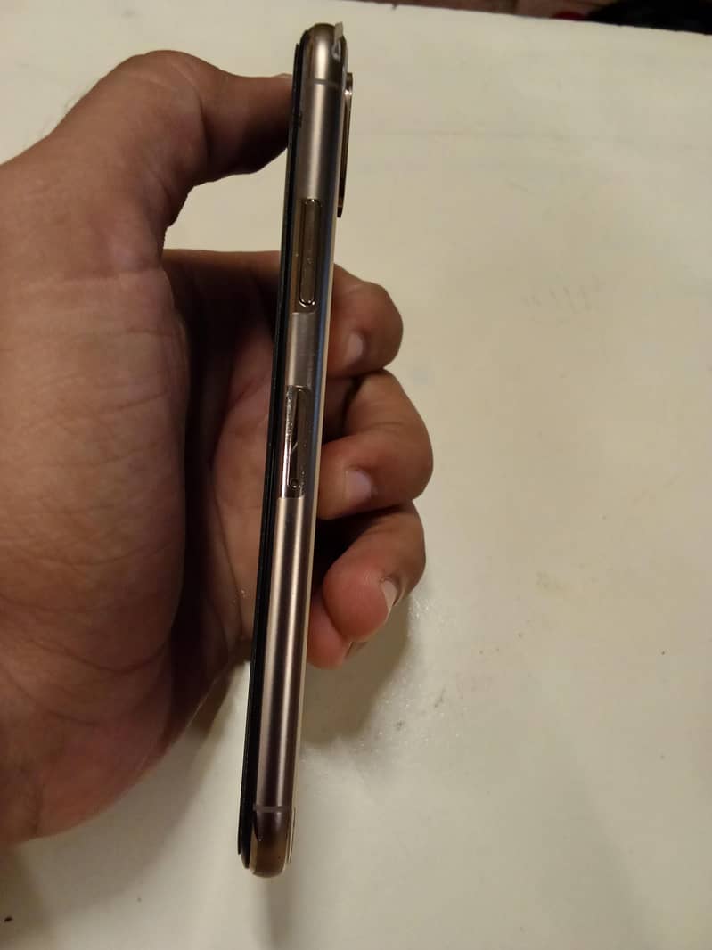 Apple iPhone XS 4