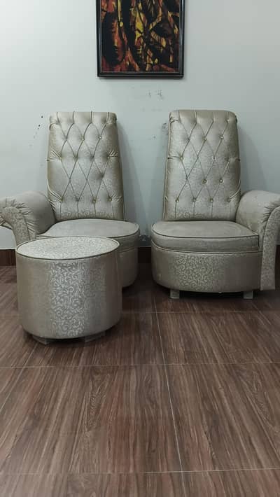 royal chairs with table