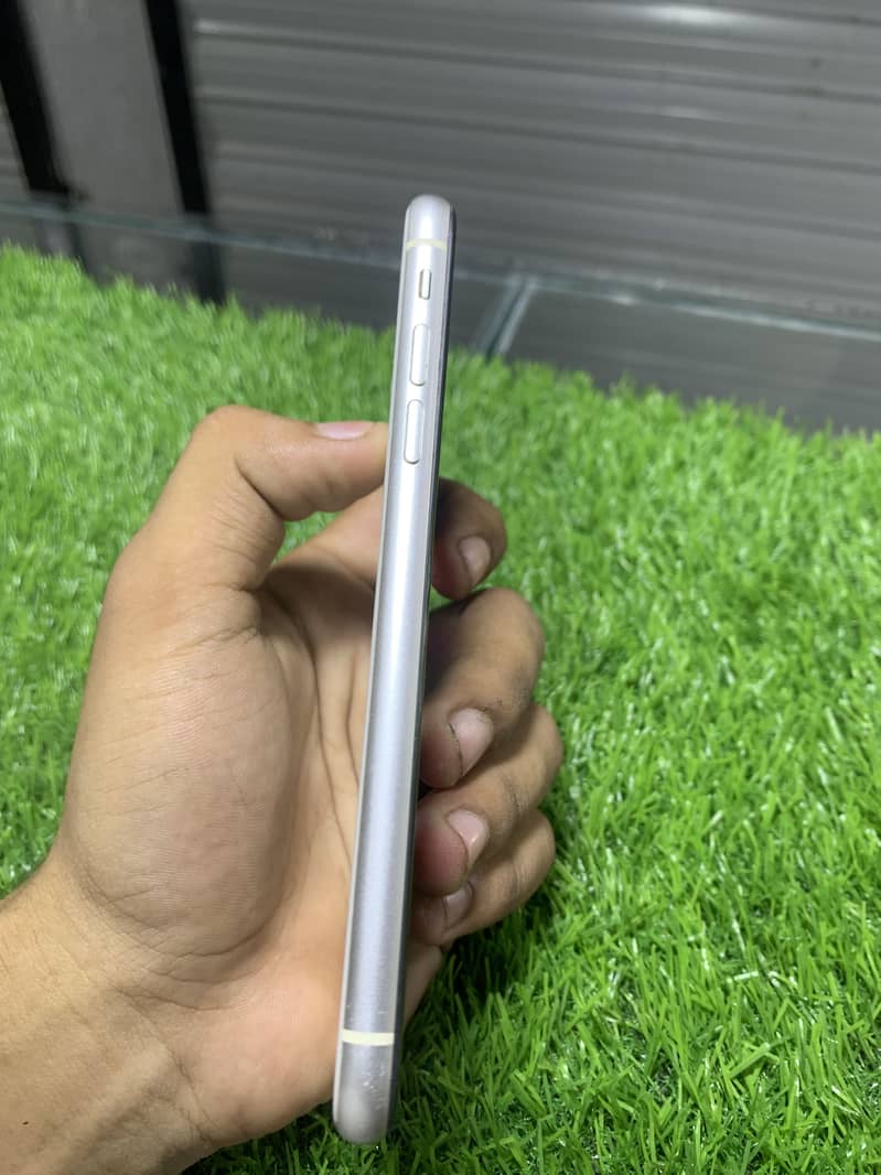 Apple iPhone 11 4