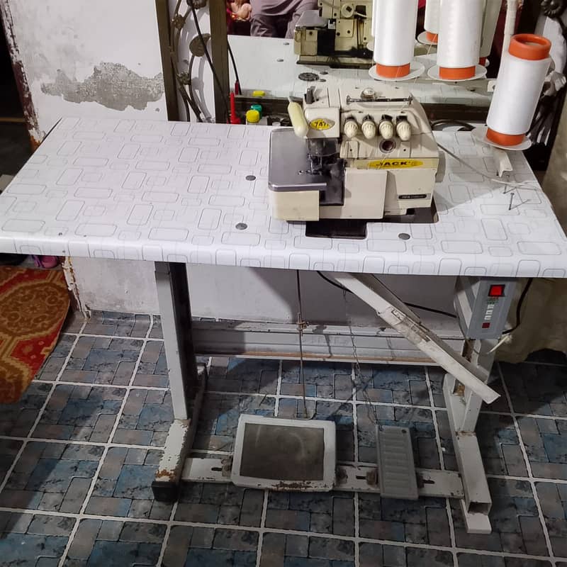 JACK 747 OVERLOCK MACHINE 0
