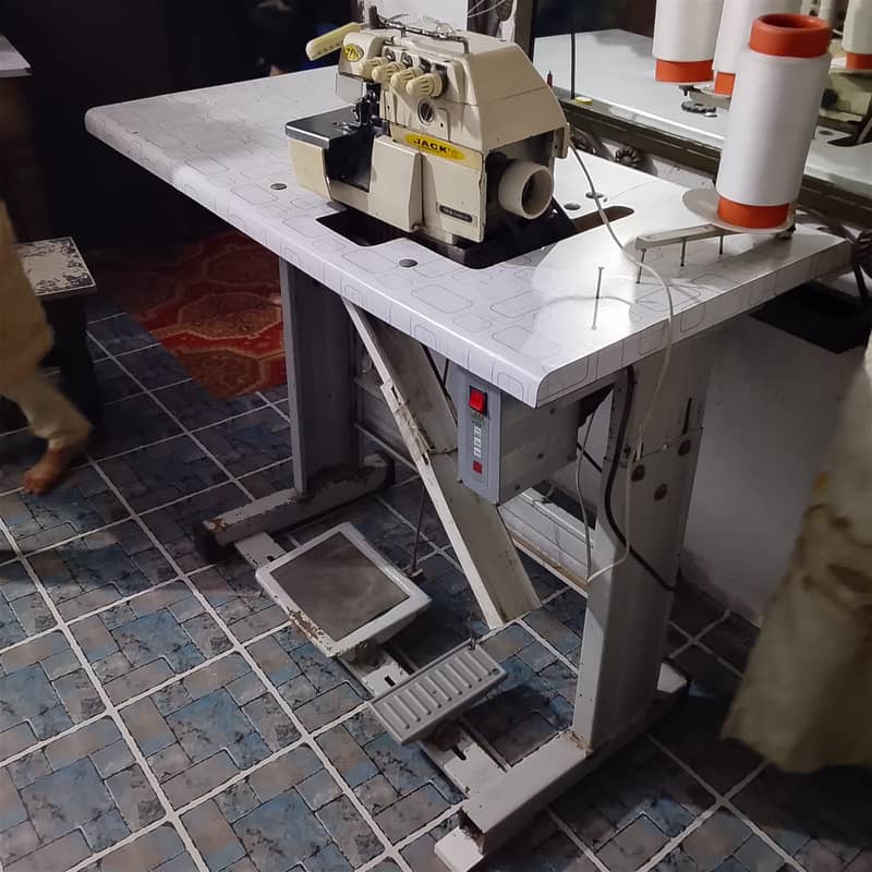 JACK 747 OVERLOCK MACHINE 1