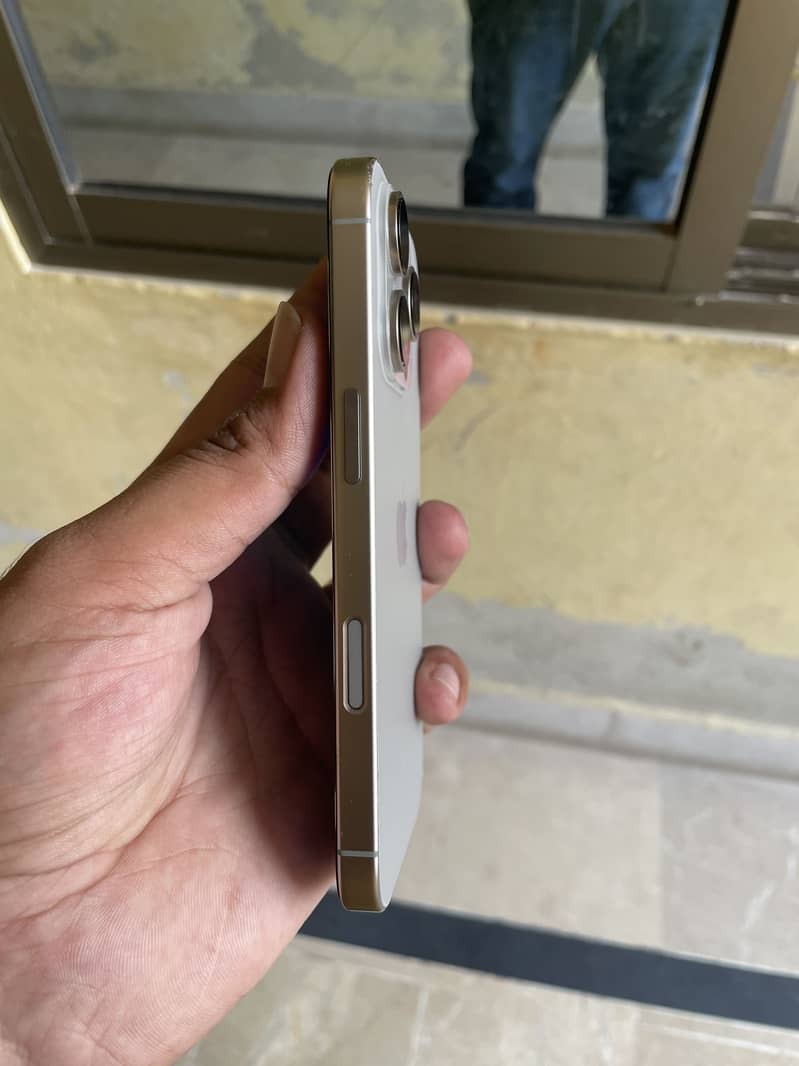 Apple iPhone 16 Pro 0