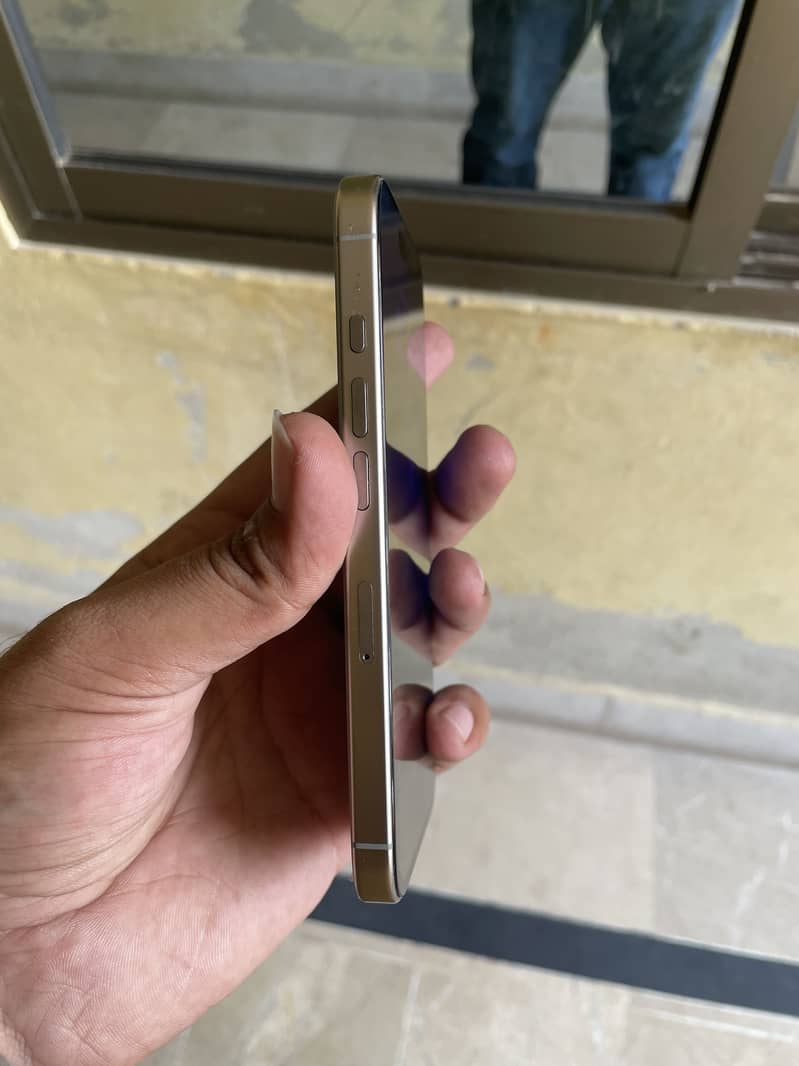 Apple iPhone 16 Pro 1