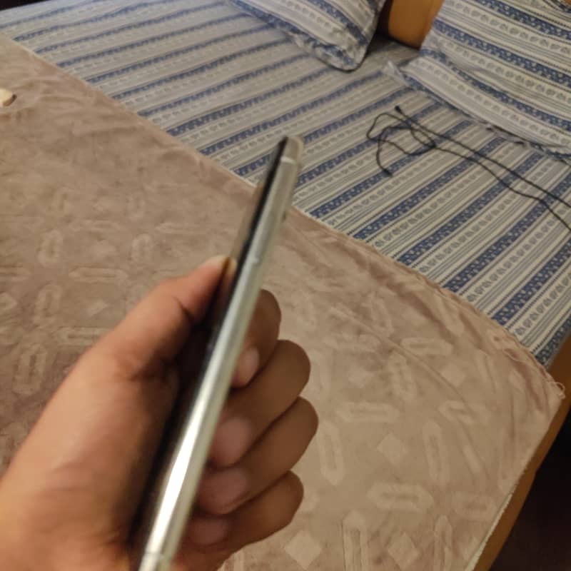 Apple iPhone X 4