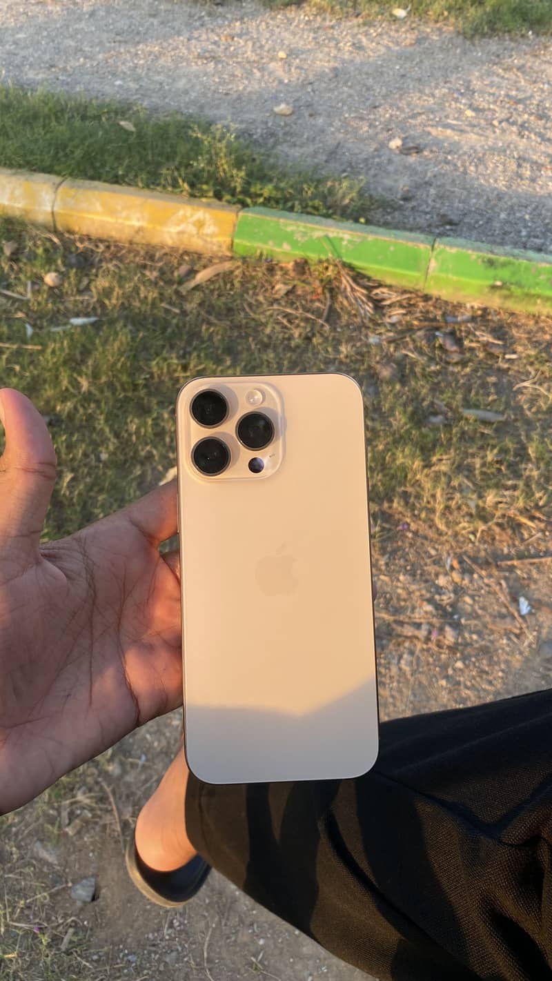 Apple iPhone 16 Pro Max 4