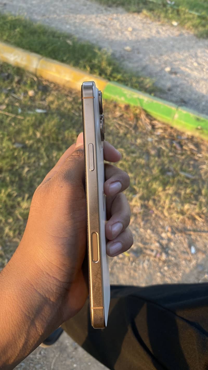 Apple iPhone 16 Pro Max 5