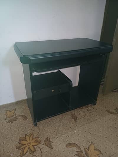 computer table for sale in 10/10 condition