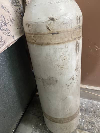 CAR CNG sylinder All Ok 100% with stand Available For Urgent Sale