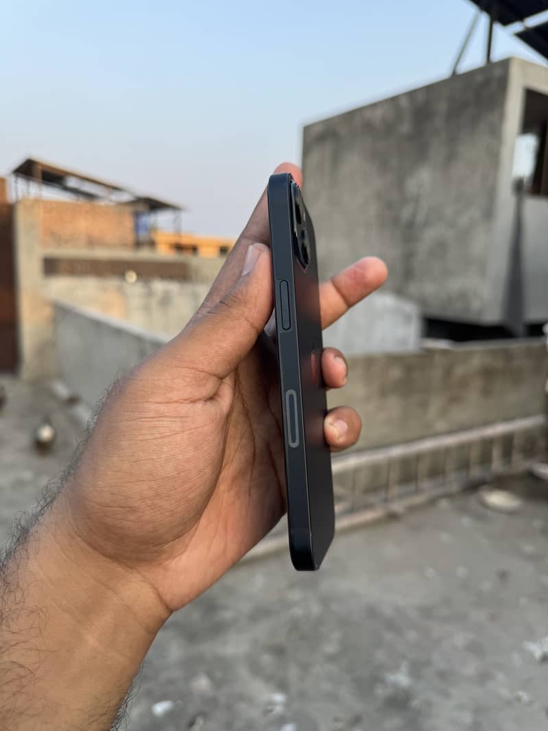 Apple iPhone 13 2