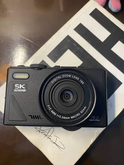 5k ultra HD vlogging camera 75 mp photos , 5k videos , flip screen